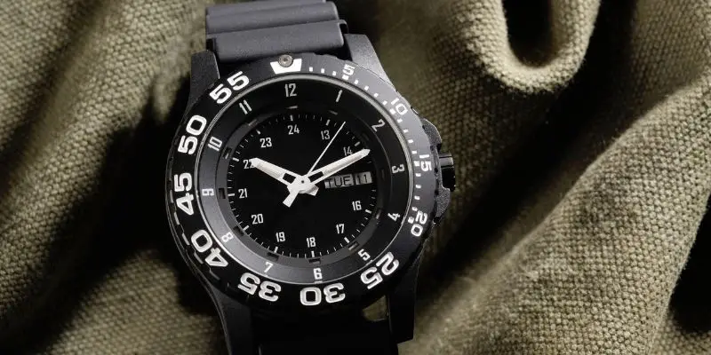 Porter une montre militaire