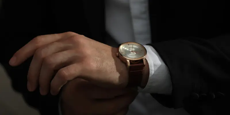 Comment porter montre poignet gauche