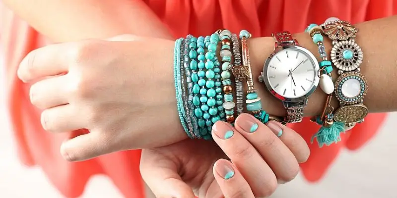 Comment porter une montre avec des bracelets et bijoux