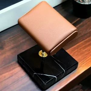 porte montre de luxe en en cuir marron