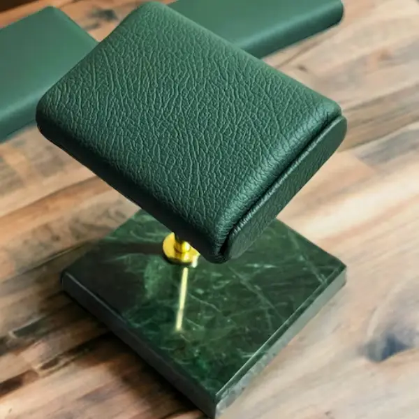 porte montre en marbre vert et cuir