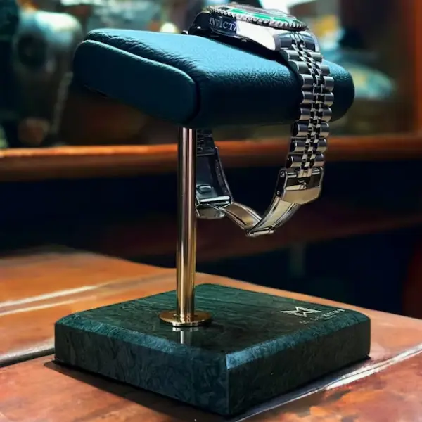 porte montre en cuir vert et en marbre